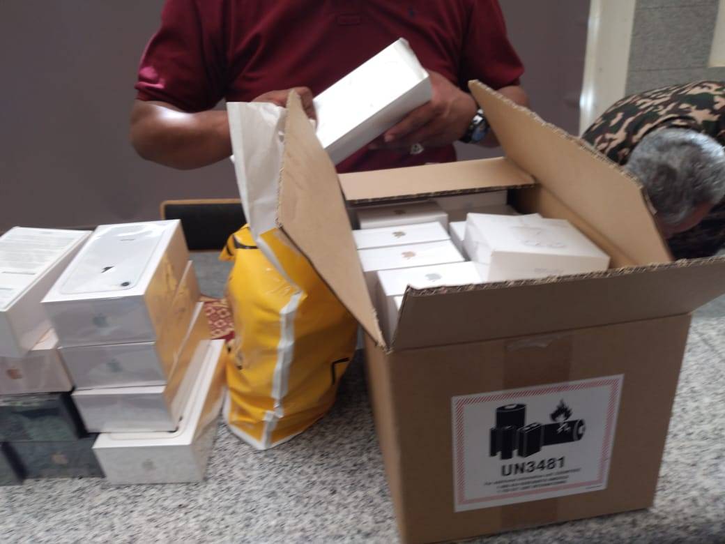 الجمارك تضبط (٥) طن تبغ مهرب و (58) جهاز ايفون