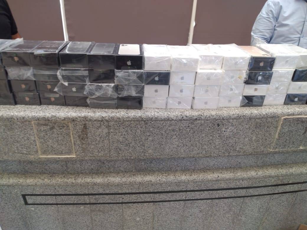 الجمارك تضبط (٥) طن تبغ مهرب و (58) جهاز ايفون