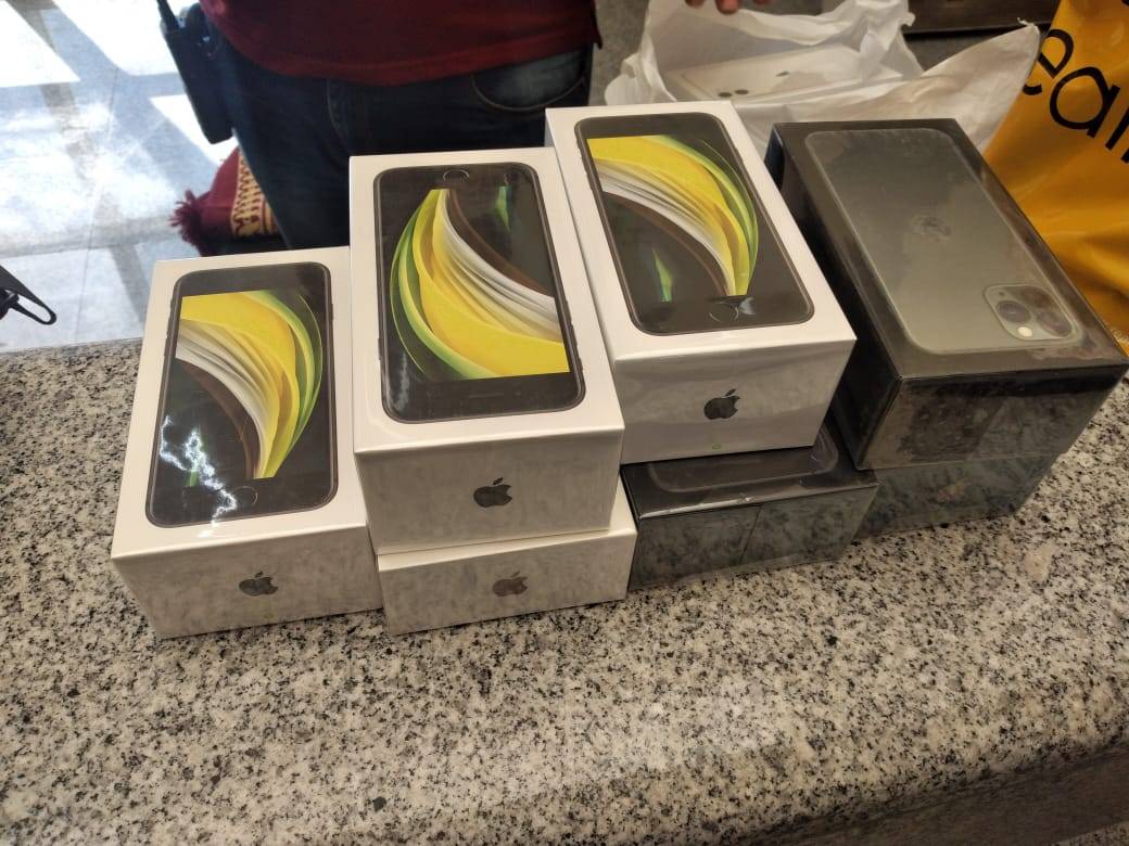 الجمارك تضبط (٥) طن تبغ مهرب و (58) جهاز ايفون