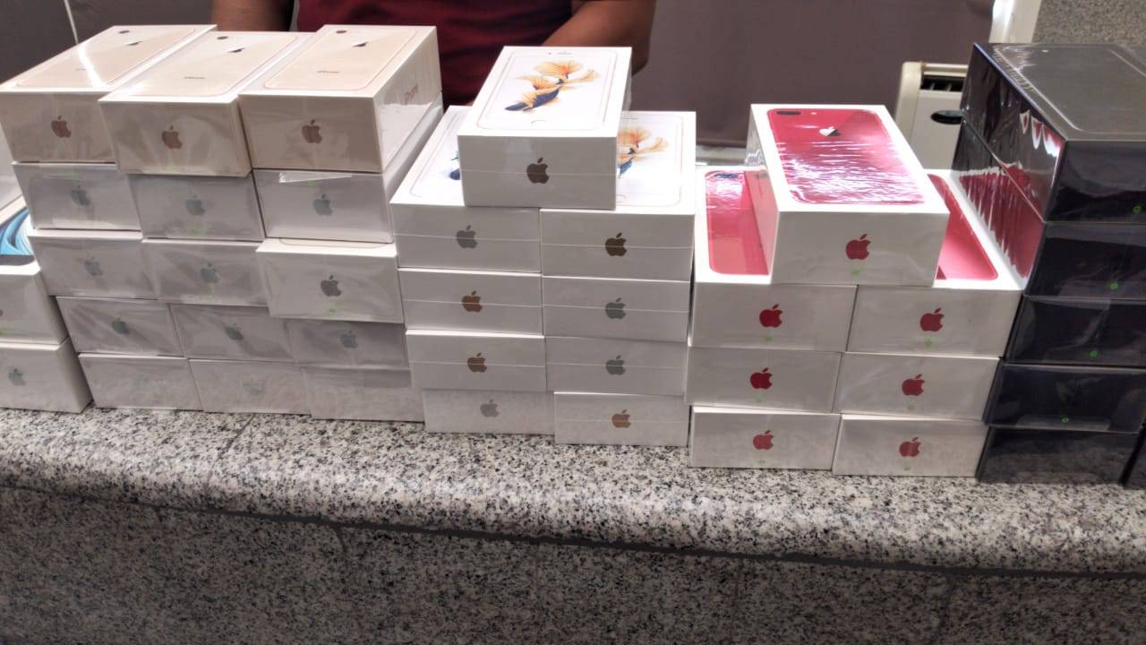 الجمارك تضبط (٥) طن تبغ مهرب و (58) جهاز ايفون