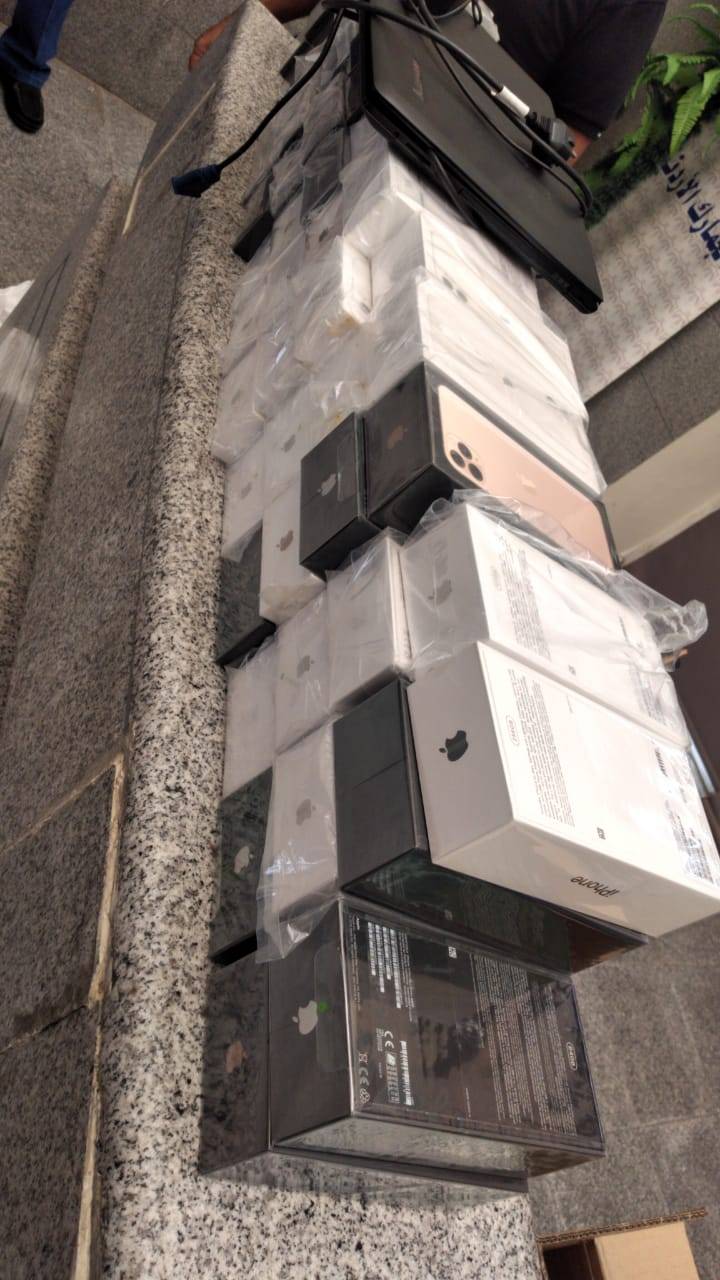 الجمارك تضبط (٥) طن تبغ مهرب و (58) جهاز ايفون