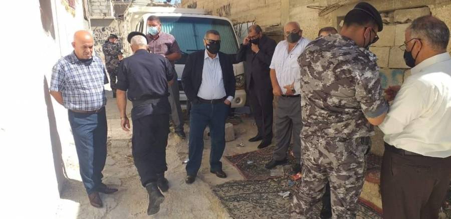 كوادر بلدية الزرقاء تباشر بحملة تعقيم للمباني التي تم عزلها اثر انتشار فيروس كورونا