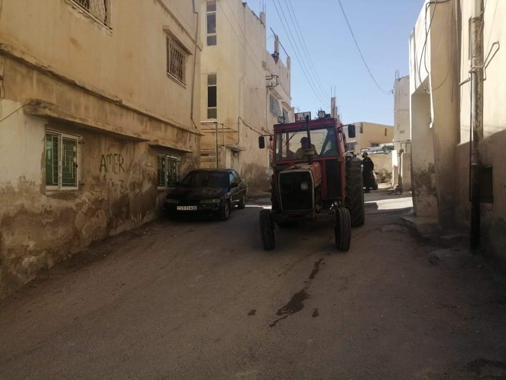 كوادر بلدية الزرقاء تباشر بحملة تعقيم للمباني التي تم عزلها اثر انتشار فيروس كورونا