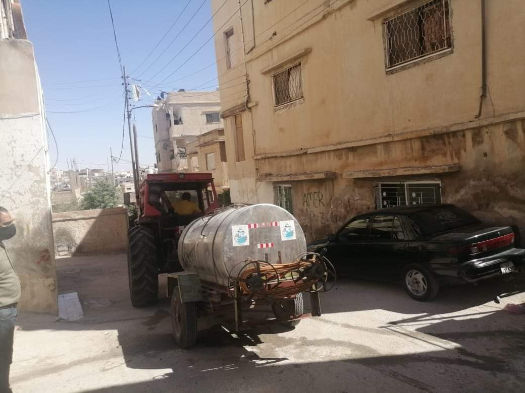 كوادر بلدية الزرقاء تباشر بحملة تعقيم للمباني التي تم عزلها اثر انتشار فيروس كورونا