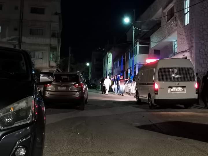 الأجهزة الأمنية والجهات المختصة تباشر بعزل منزل الفتاة المصابة في حي أبن سينا في الزرقاء