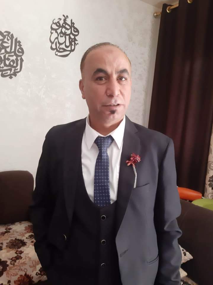 النقيب بلال عيادات يهنئ الرائد المتقاعد حسن الخالدي بحصوله على درجة الماجستير في القانون