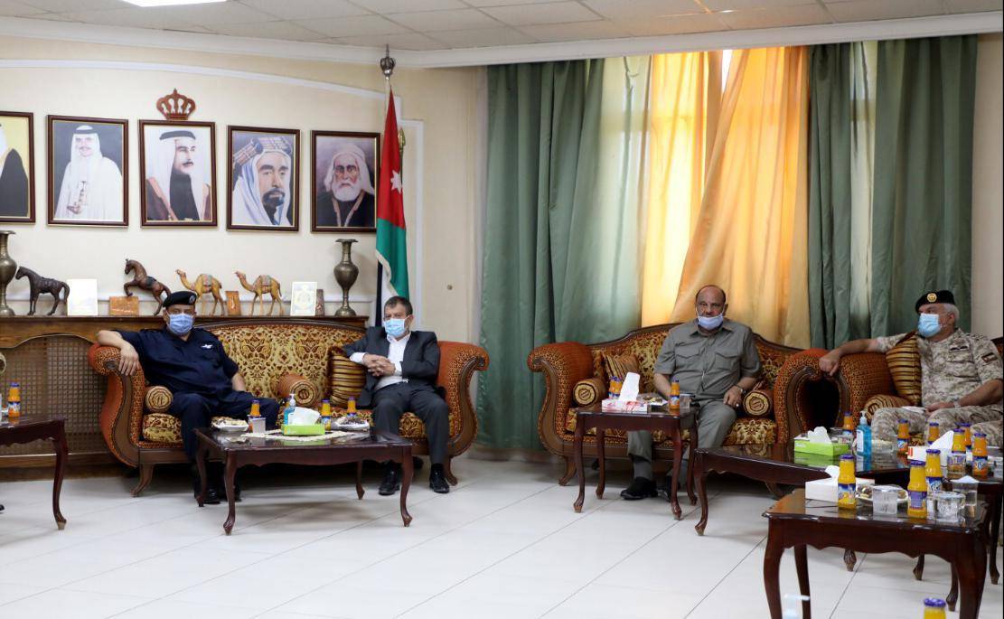 وفد مكون من وزير الداخلية ورئيس هيئة الاركان ومدير المخابرات ومدير الأمن العام يزورون معبري العمري وجابر 