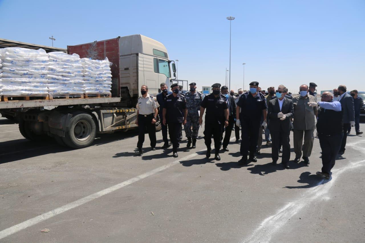 وفد مكون من وزير الداخلية ورئيس هيئة الاركان ومدير المخابرات ومدير الأمن العام يزورون معبري العمري وجابر 