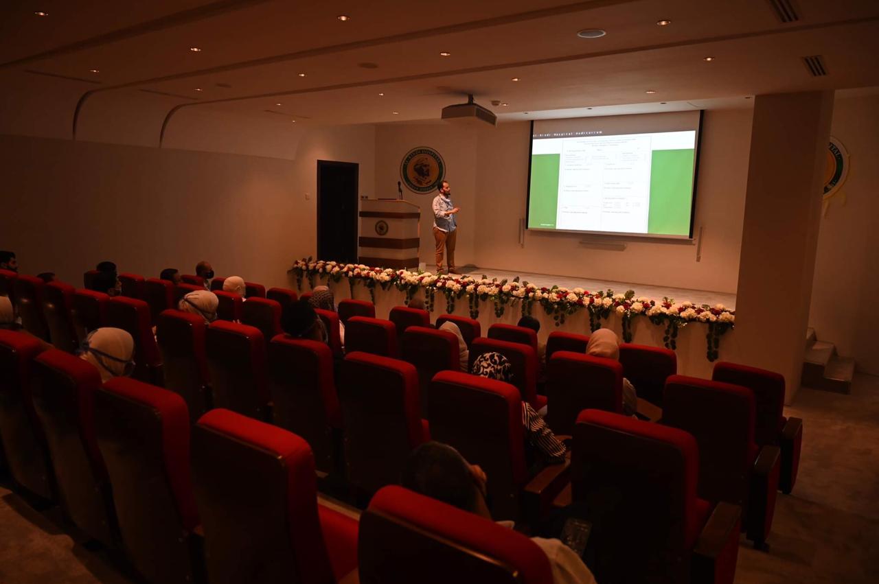في محاضرة بمستشفى الكندي.. بروتوكولات تحسين الشفاء بعد الجراحه تقلل من مدة البقاء في المستشفى من 2-3 ايام