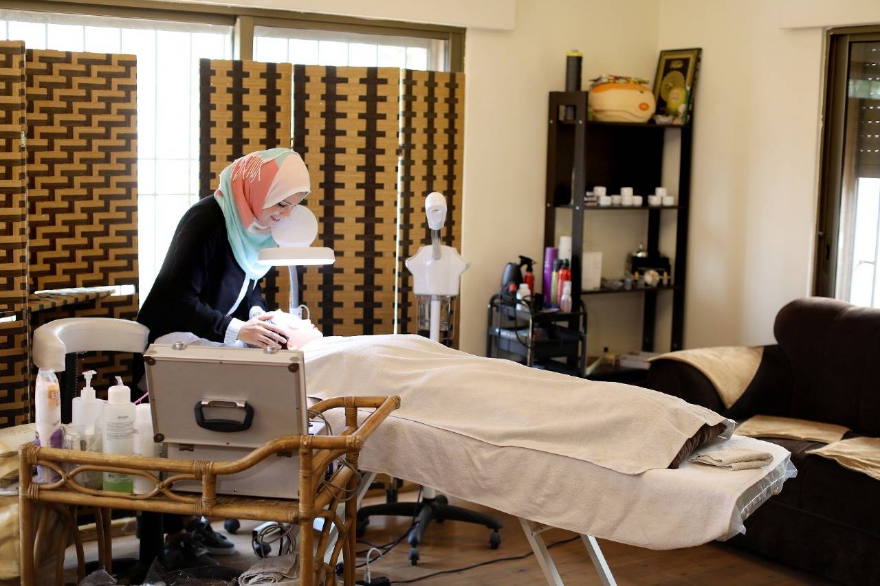 سيدة تتمكن من تجميل حياتها اقتصاديا عبر مركز للعناية بالبشرة