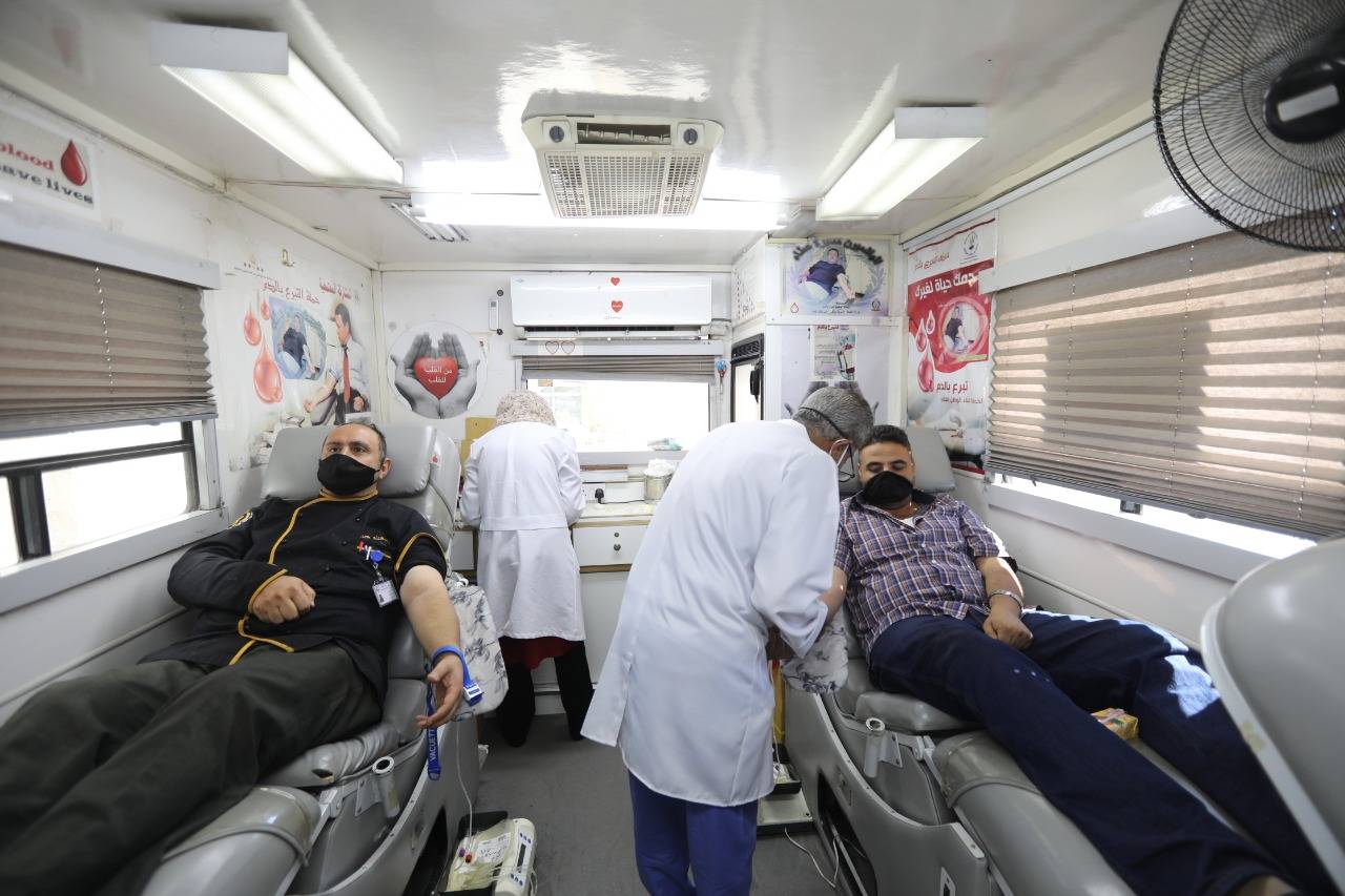 موظفوا وزارة الشباب يشاركون بحملة للتبرع بالدم بعنوان العطاء بمقدور الجميع بمن فيهم أنت .. صور