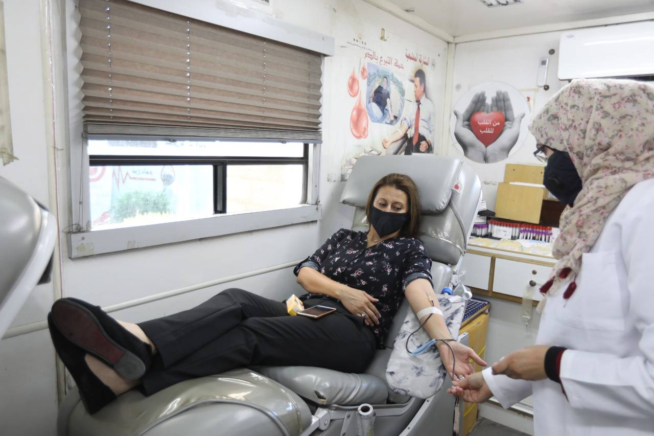 موظفوا وزارة الشباب يشاركون بحملة للتبرع بالدم بعنوان العطاء بمقدور الجميع بمن فيهم أنت .. صور