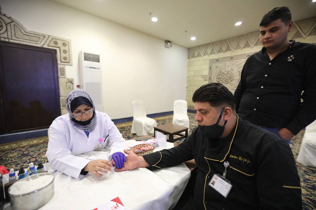 موظفوا وزارة الشباب يشاركون بحملة للتبرع بالدم بعنوان العطاء بمقدور الجميع بمن فيهم أنت .. صور