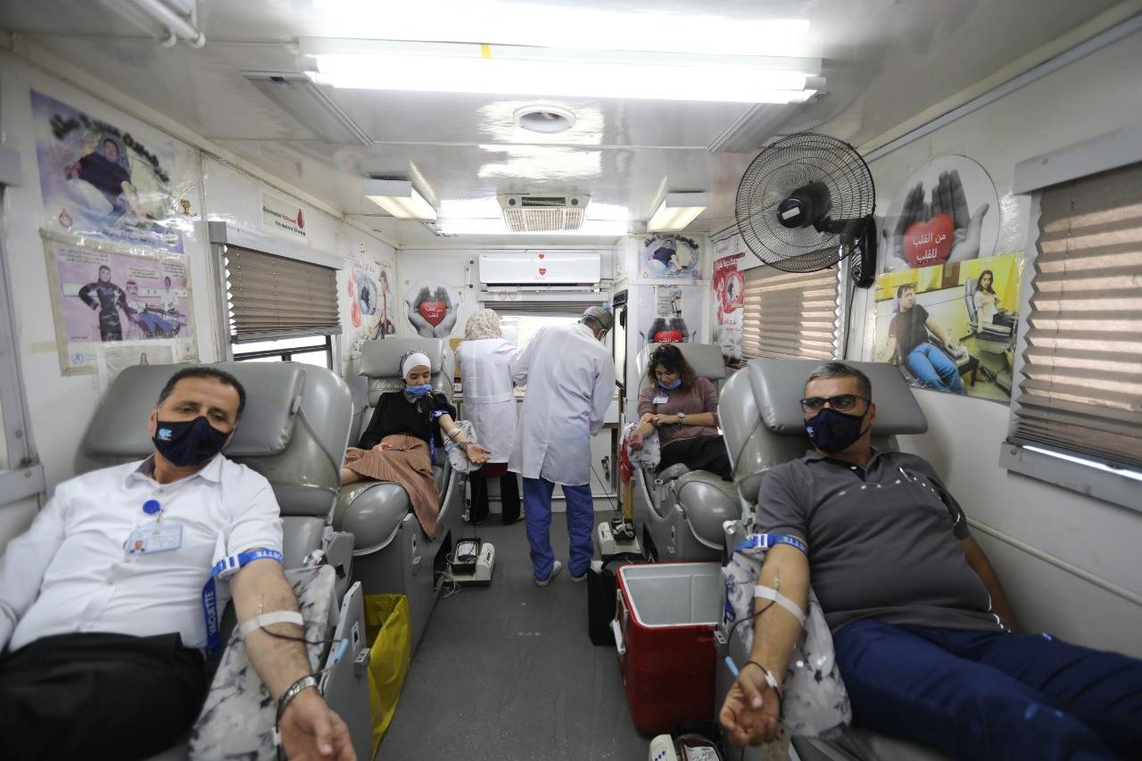 موظفوا وزارة الشباب يشاركون بحملة للتبرع بالدم بعنوان العطاء بمقدور الجميع بمن فيهم أنت .. صور