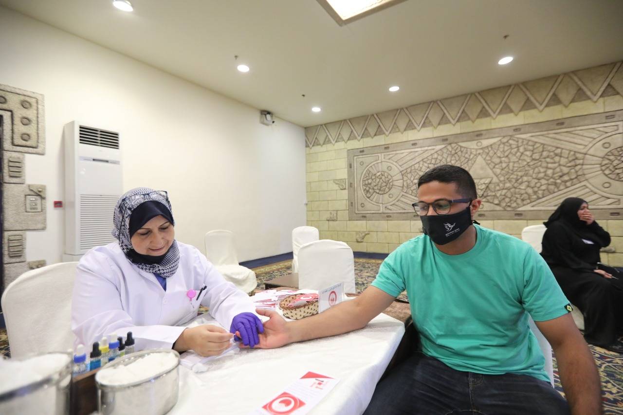 موظفوا وزارة الشباب يشاركون بحملة للتبرع بالدم بعنوان العطاء بمقدور الجميع بمن فيهم أنت .. صور