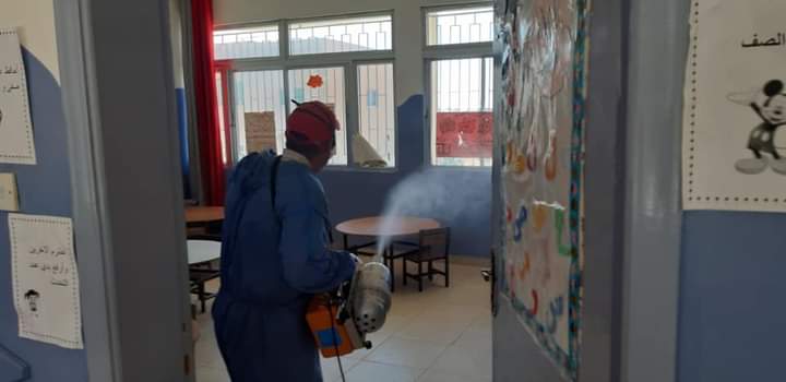 بلدية مادبا تنفذ حملة تعقيم للمدارس في المدينة