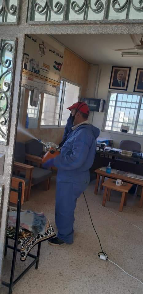 بلدية مادبا تنفذ حملة تعقيم للمدارس في المدينة