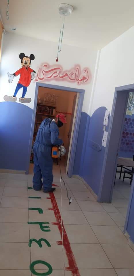 بلدية مادبا تنفذ حملة تعقيم للمدارس في المدينة