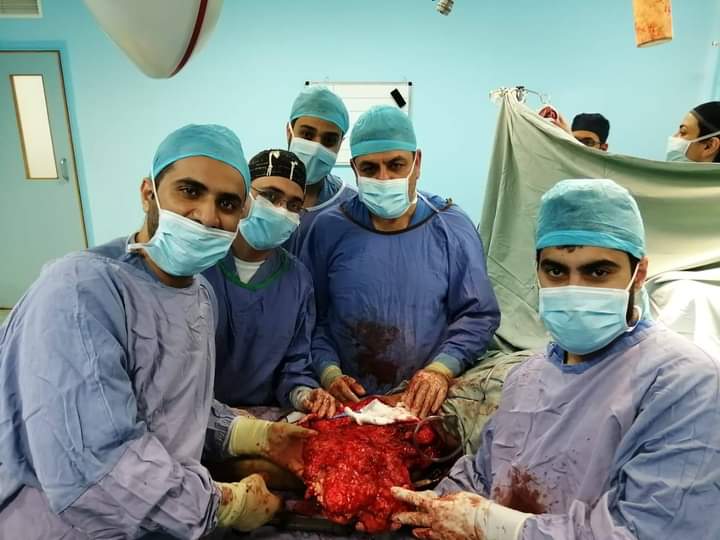 عملية نوعية في مستشفى الملك المؤسس لمريض ثلاثيني يعاني من ورم عظمي ضخم داخل تجويف الحوض