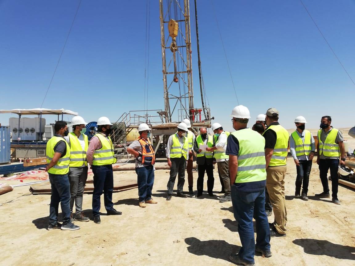 وزير المياه والري يتفقد التجارب المضخية في ابار مياه الشيدية – الحسا/خان الزبيب   