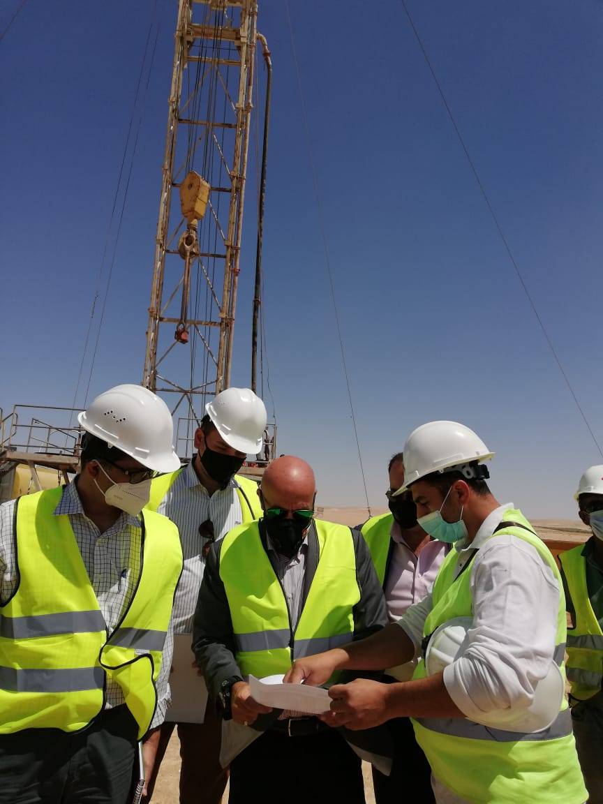 وزير المياه والري يتفقد التجارب المضخية في ابار مياه الشيدية – الحسا/خان الزبيب   