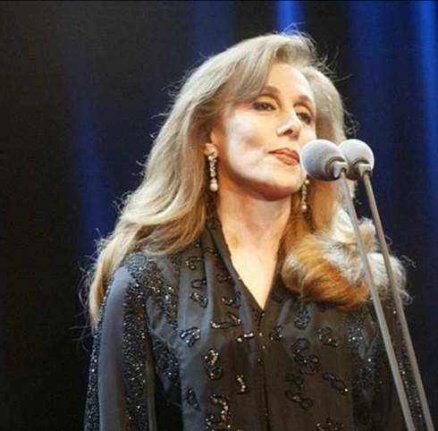 الرئيس الفرنسي يستهل زيارته إلى بيروت الأسبوع المقبل بلقاء الفنانة فيروز