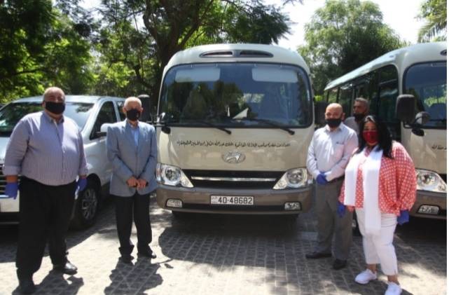 بتوجيهات ملكية ... العيسوي يسلم حافلات لعدد من المؤسسات المختلفة