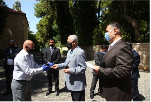 بتوجيهات ملكية ... العيسوي يسلم حافلات لعدد من المؤسسات المختلفة