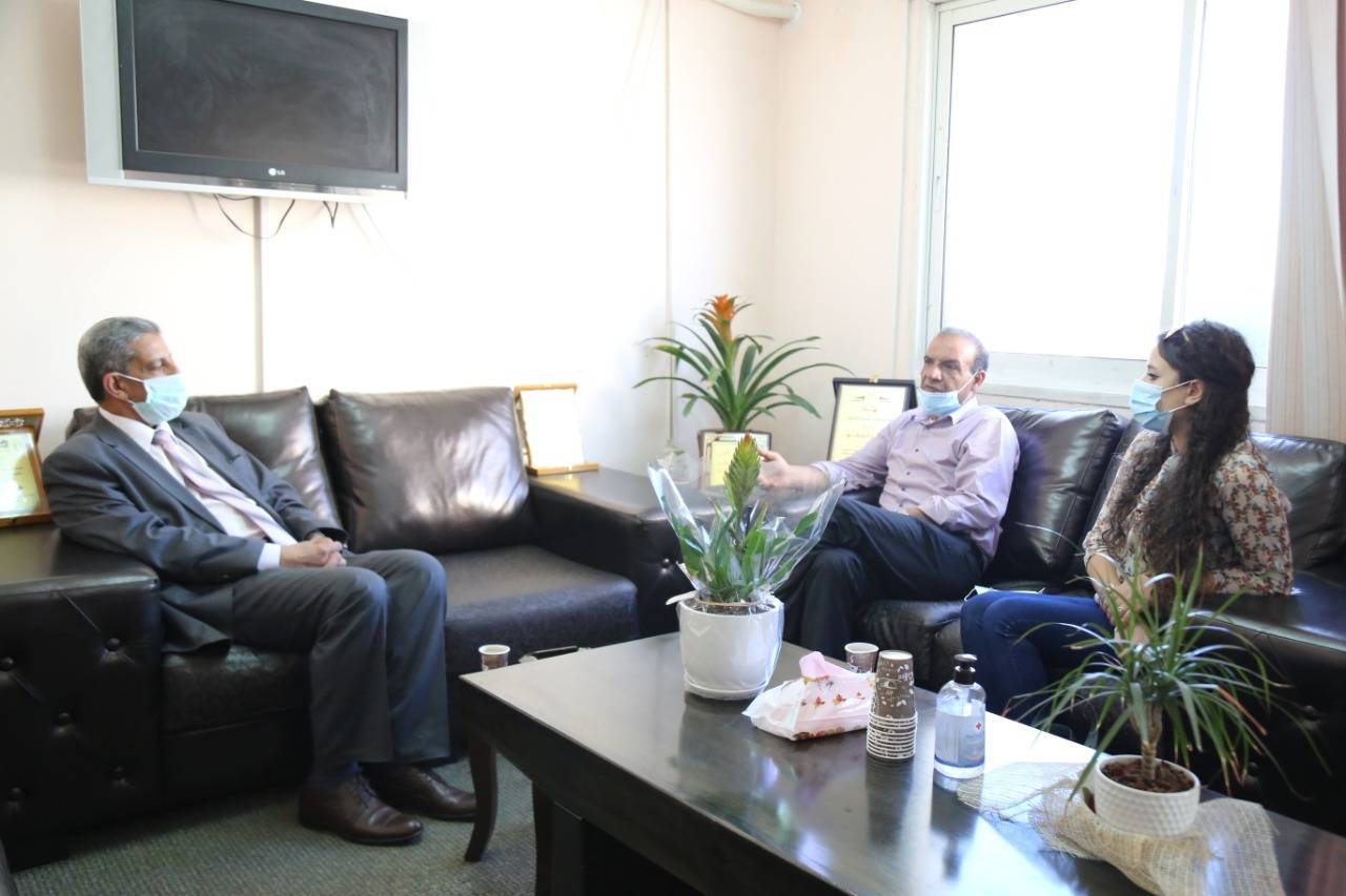 المطور يشيد بوحدة البيئة في مركز لاجىء بمخيم عايدة