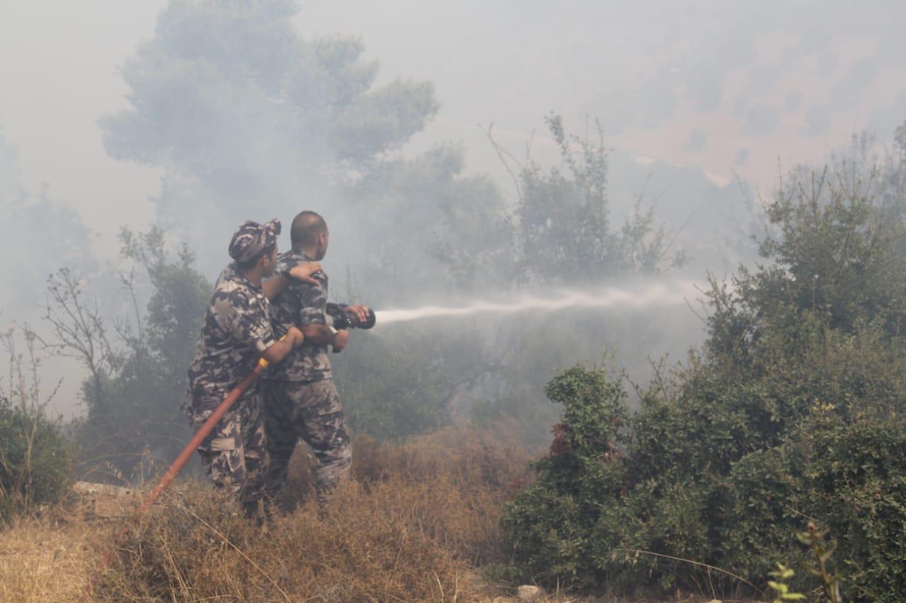 الدفاع المدني يتعامل مع حريق مساحات واسعه من الأعشاب الجافه والأشجار الحرجية في محافظة عجلون