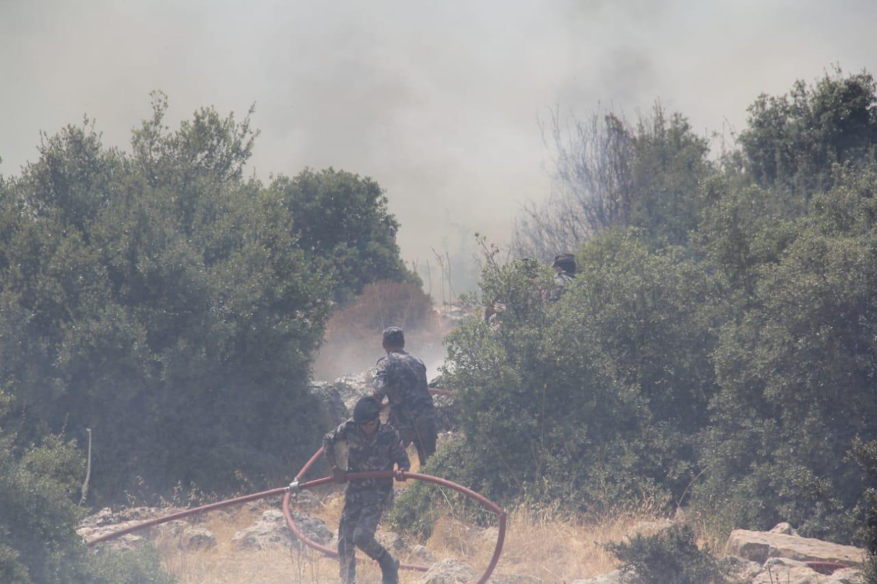 الدفاع المدني يتعامل مع حريق مساحات واسعه من الأعشاب الجافه والأشجار الحرجية في محافظة عجلون