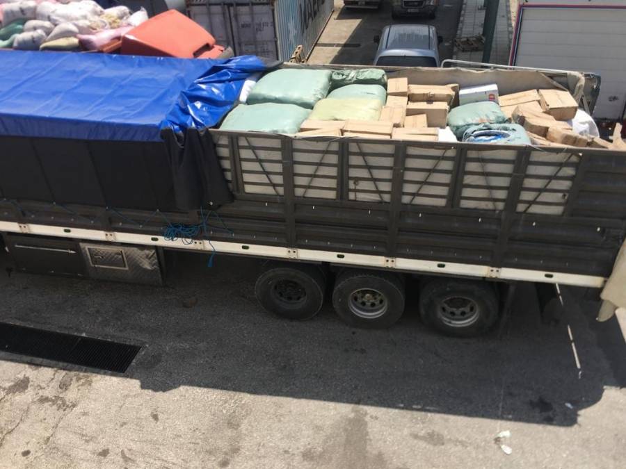 الجمارك تحبط تهريب شاحنة محملة بالالبسة والاحذية على الطريق الصحراوي