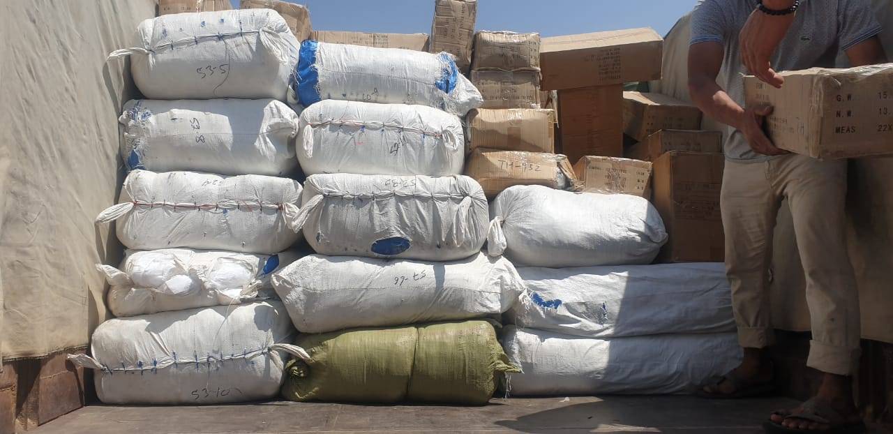 الجمارك تحبط تهريب شاحنة محملة بالالبسة والاحذية على الطريق الصحراوي