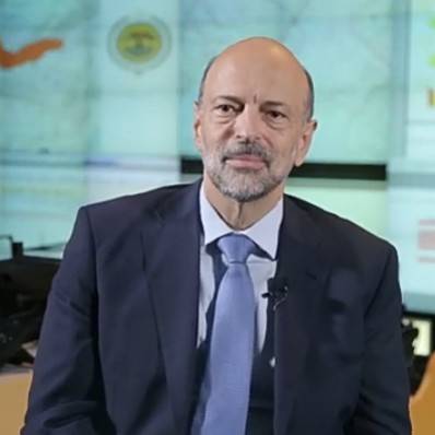 رئيس الوزراء : إعادة خدمة العلم بشكل وقالب جديد لمواجهة تحديات الفقر والبطالة