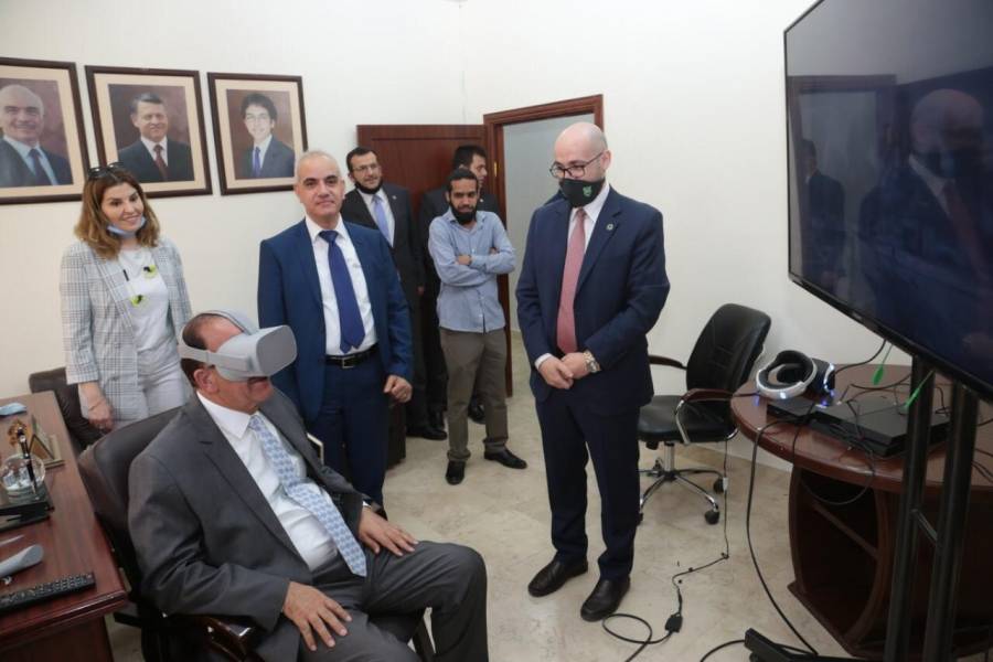 رئيس الجامعة الأردنية يتجول في حرم الجامعة افتراضيًا بخاصية الواقع الافتراضي Virtual Reality
