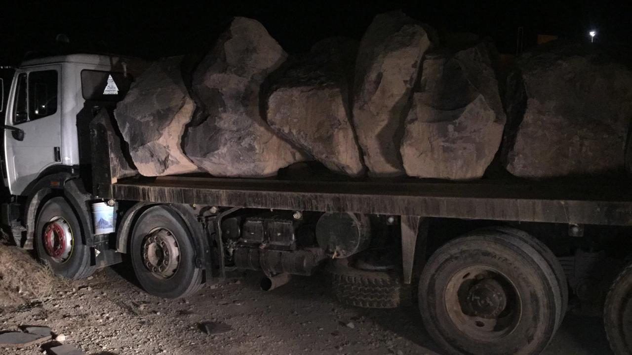 المياه: ضبط 7 شاحنات محملة بالبازلت المستخرج بطريقة مخالفة في الهاشمية وتوقيف اصحابها