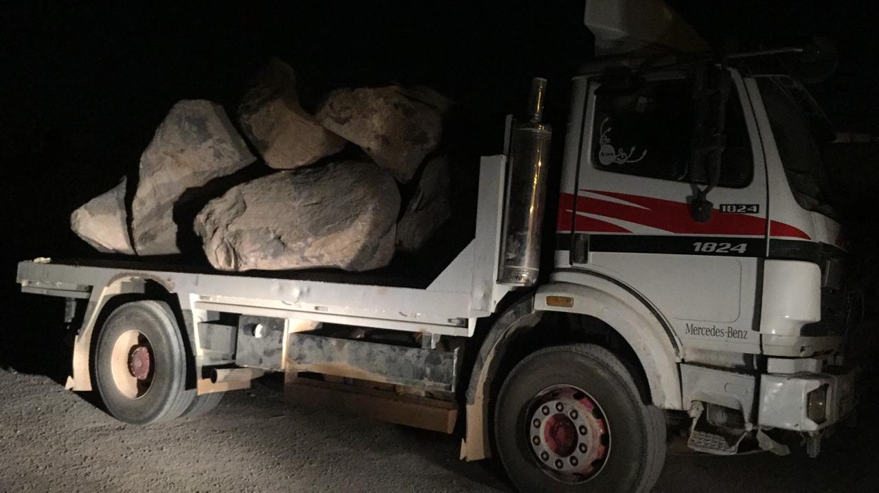 المياه: ضبط 7 شاحنات محملة بالبازلت المستخرج بطريقة مخالفة في الهاشمية وتوقيف اصحابها