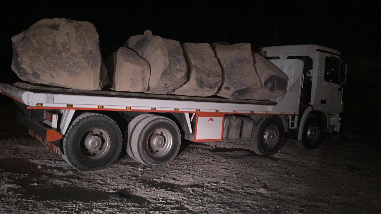 المياه: ضبط 7 شاحنات محملة بالبازلت المستخرج بطريقة مخالفة في الهاشمية وتوقيف اصحابها