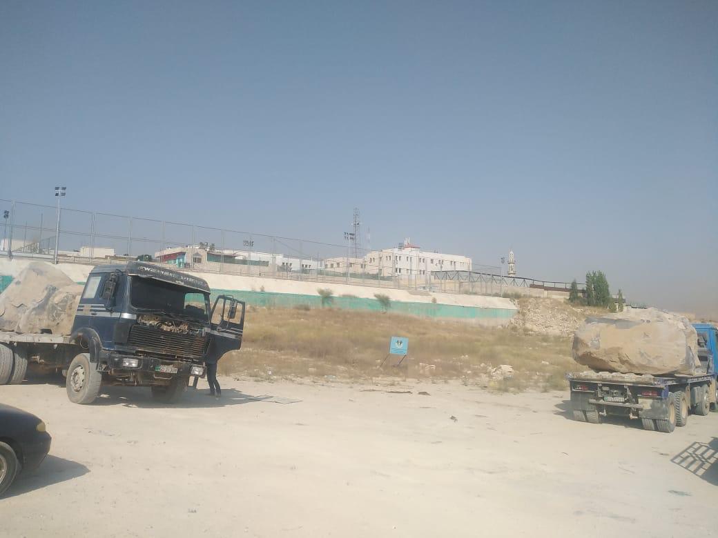 المياه: ضبط 7 شاحنات محملة بالبازلت المستخرج بطريقة مخالفة في الهاشمية وتوقيف اصحابها