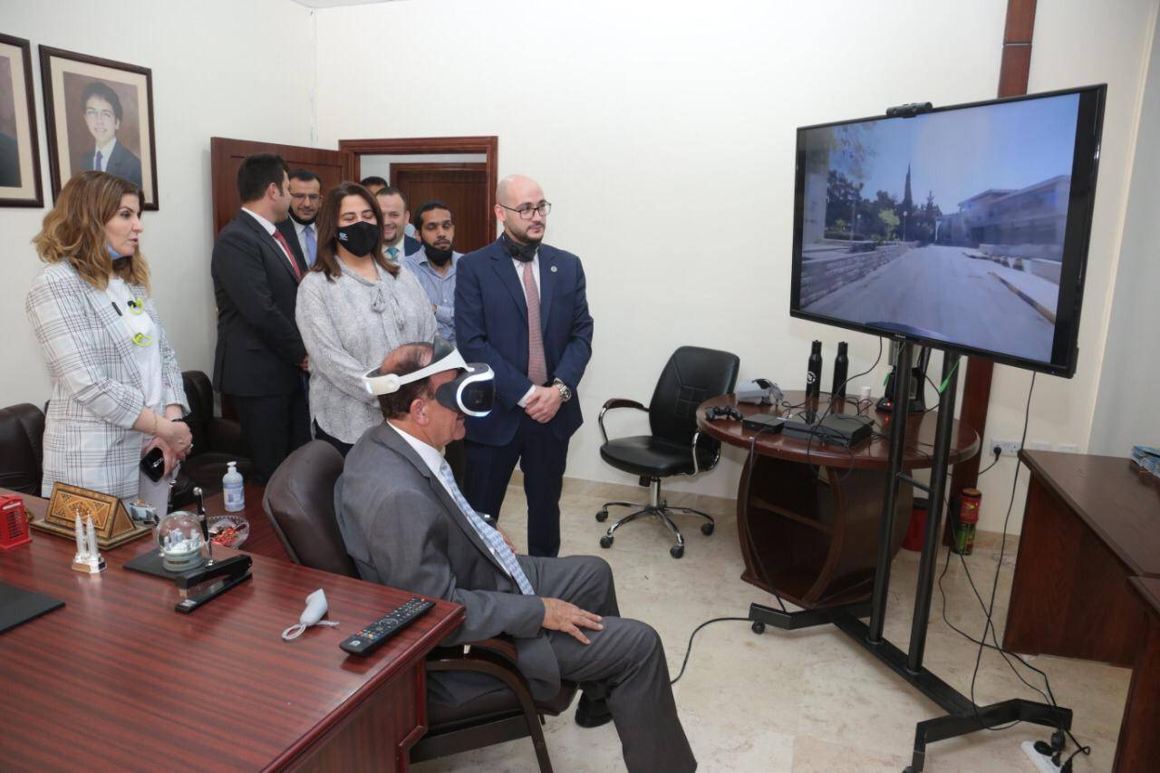 رئيس الجامعة الأردنية يتجول في حرم الجامعة افتراضيًا بخاصية الواقع الافتراضي Virtual Reality 