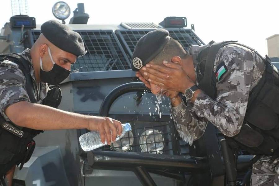 نشامى ونشميات الأمن العام .. لم تثنهم أشعة الشمس المباشرة عن تأدية واجباتهم غير آبهين للهيب الشمس .. صور