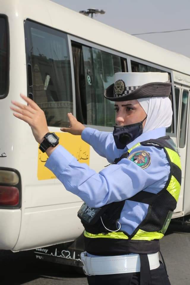 نشامى ونشميات الأمن العام .. لم تثنهم أشعة الشمس المباشرة عن تأدية واجباتهم غير آبهين للهيب الشمس .. صور