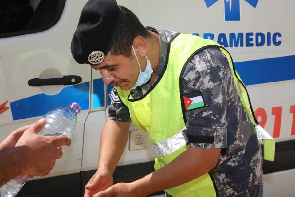 نشامى ونشميات الأمن العام .. لم تثنهم أشعة الشمس المباشرة عن تأدية واجباتهم غير آبهين للهيب الشمس .. صور