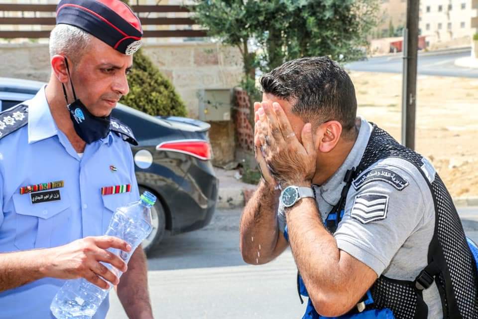 نشامى ونشميات الأمن العام .. لم تثنهم أشعة الشمس المباشرة عن تأدية واجباتهم غير آبهين للهيب الشمس .. صور