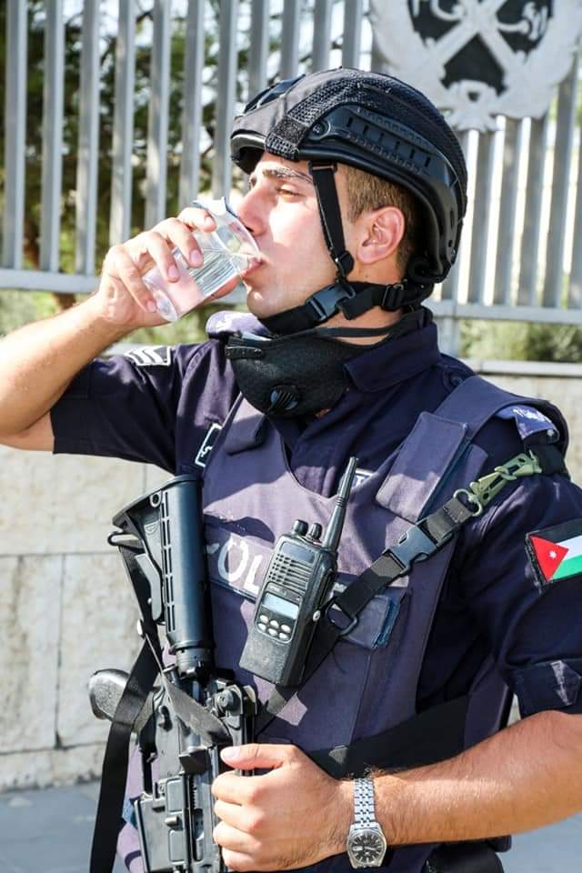 نشامى ونشميات الأمن العام .. لم تثنهم أشعة الشمس المباشرة عن تأدية واجباتهم غير آبهين للهيب الشمس .. صور