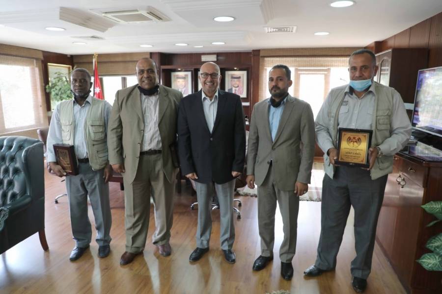 وزير المياه والري يكرم موظفي الامن والحماية في سلطة وادي الاردن لانقاذهم طفل من الغرق