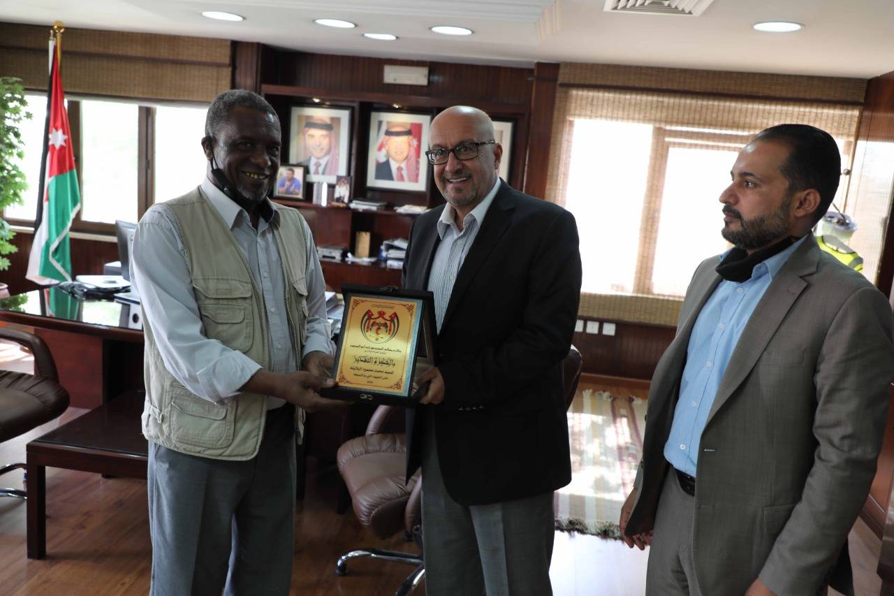 وزير المياه والري يكرم موظفي الامن والحماية في سلطة وادي الاردن لانقاذهم طفل من الغرق