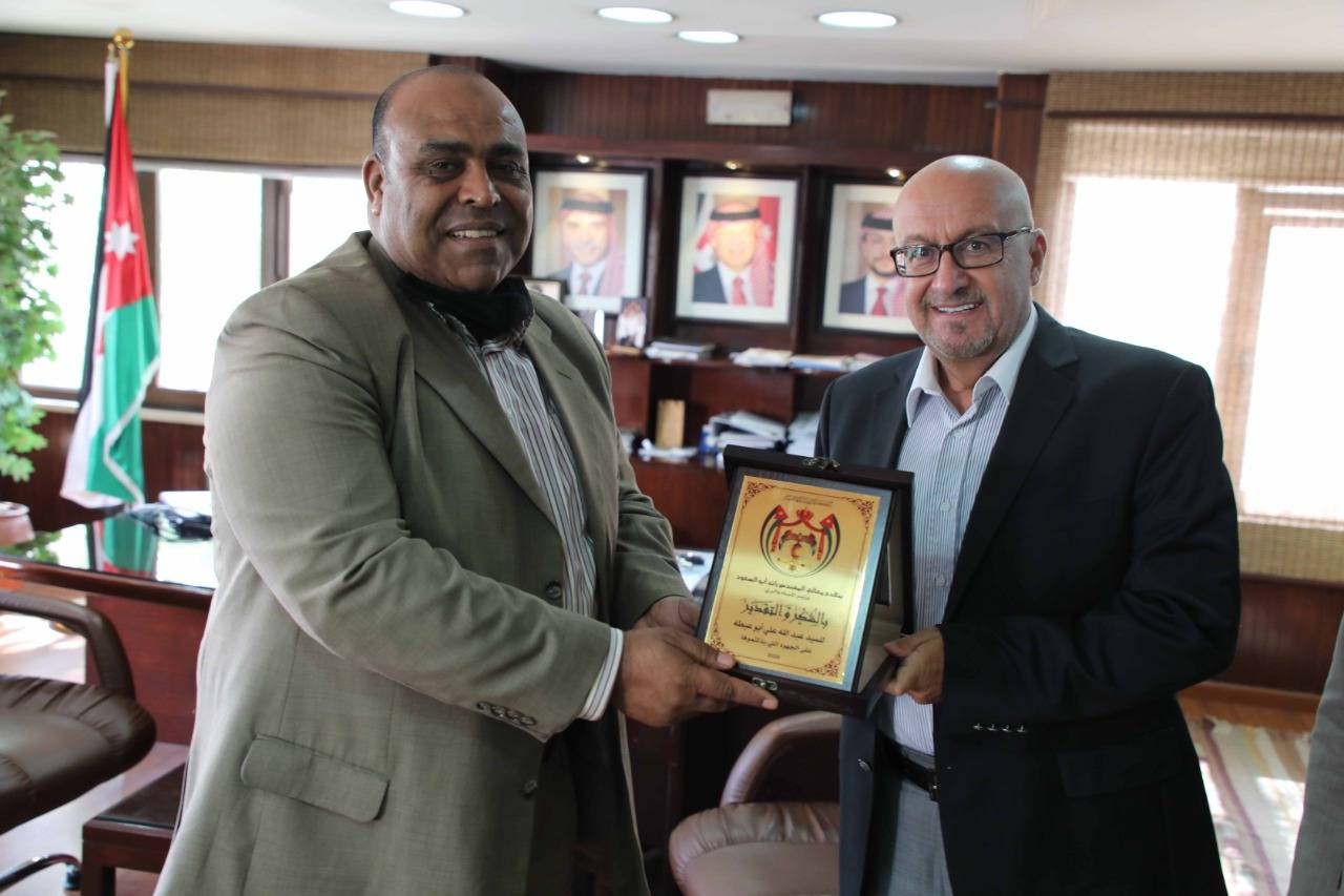 وزير المياه والري يكرم موظفي الامن والحماية في سلطة وادي الاردن لانقاذهم طفل من الغرق