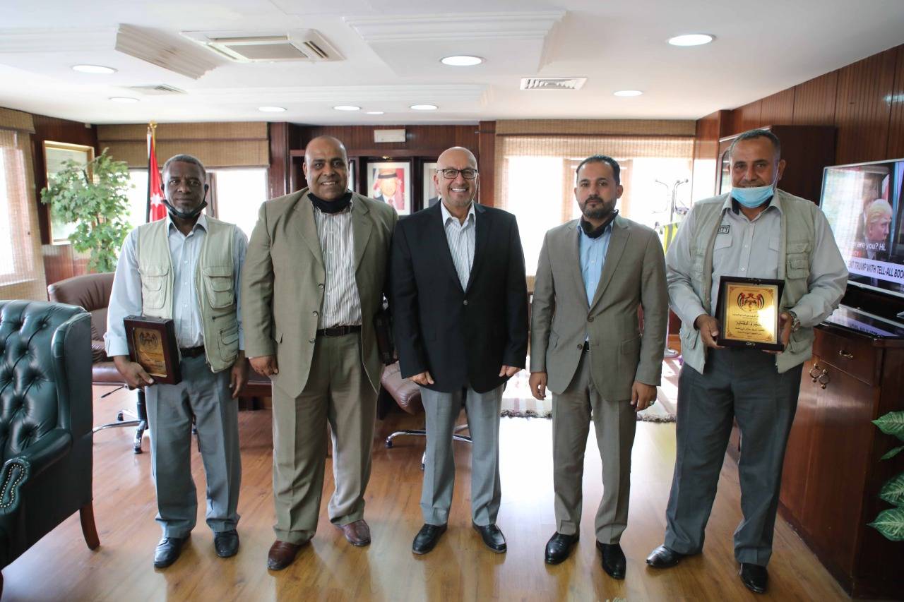 وزير المياه والري يكرم موظفي الامن والحماية في سلطة وادي الاردن لانقاذهم طفل من الغرق