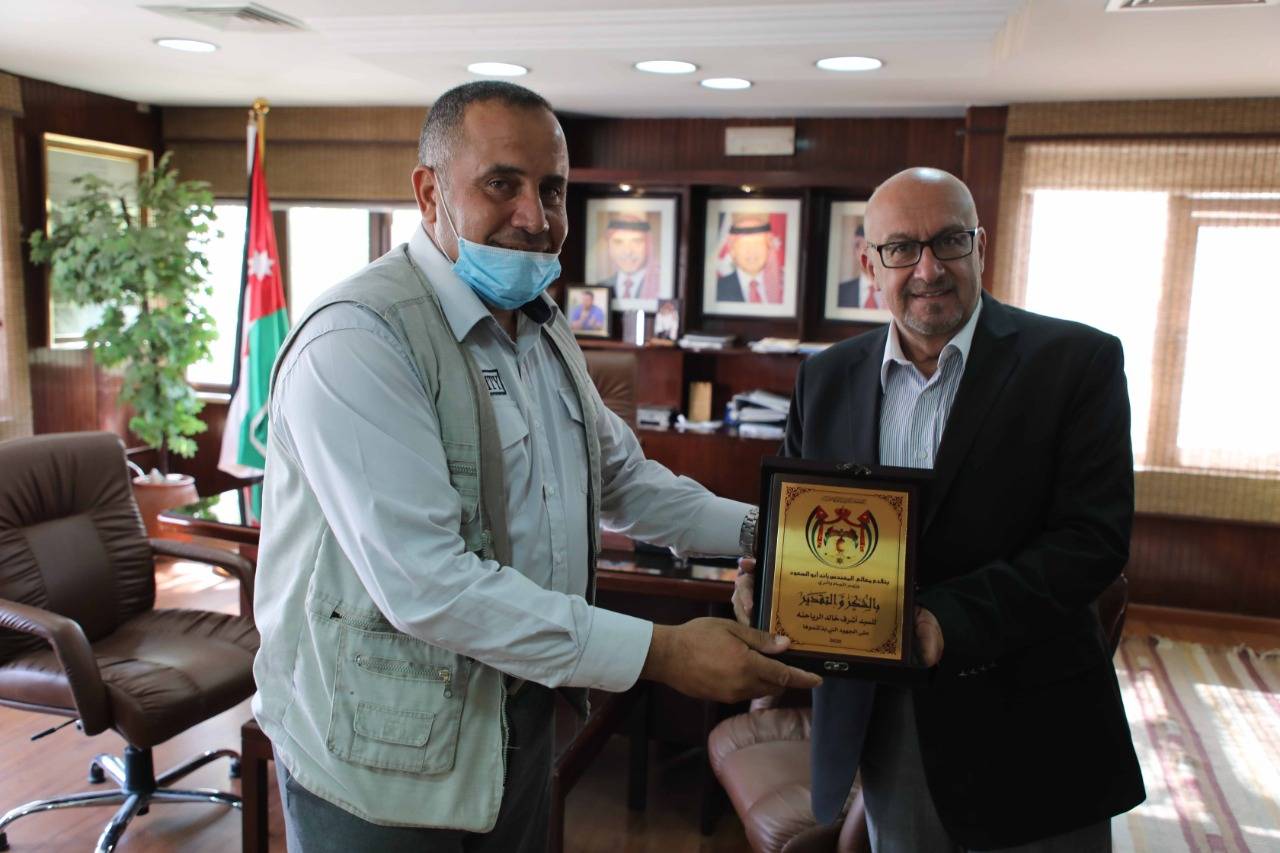 وزير المياه والري يكرم موظفي الامن والحماية في سلطة وادي الاردن لانقاذهم طفل من الغرق